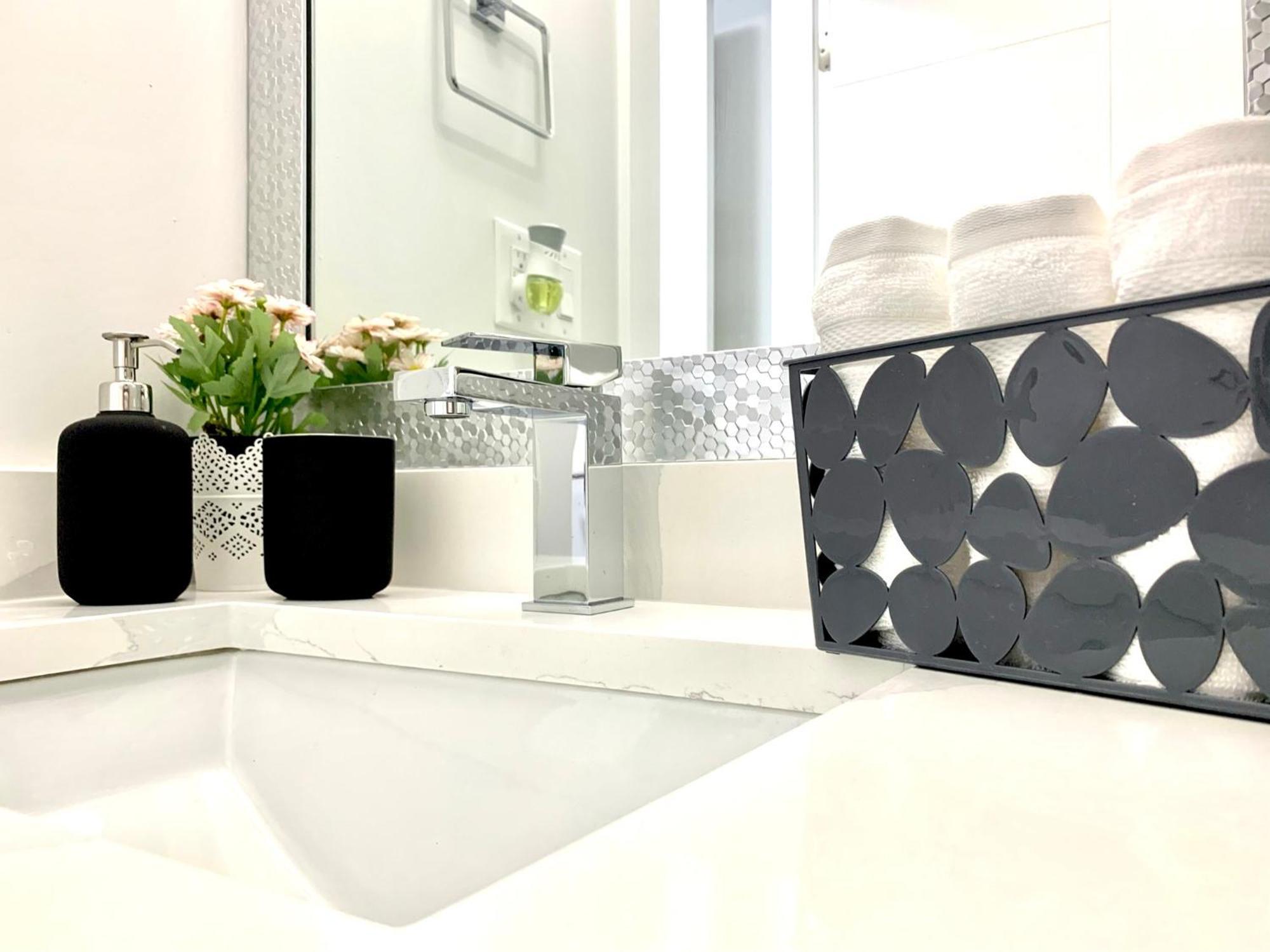 Luxurious & Stylish Two Bedroom Suite, Full Kitchen, Close To Vancouver Delta Exteriör bild